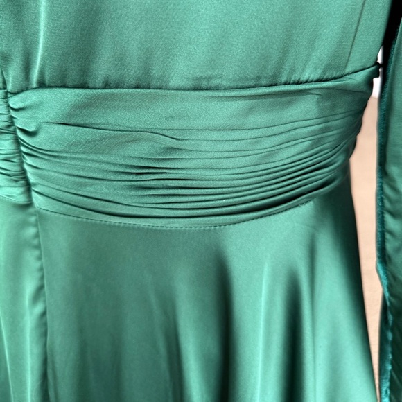 Elegant Green Long Sleeve Evening Gown - Picture 13 of 17